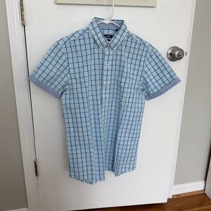 Izod Men’s Short Sleeve Button-Down Shirt, Slim Fit Slot Size Small White & Blue